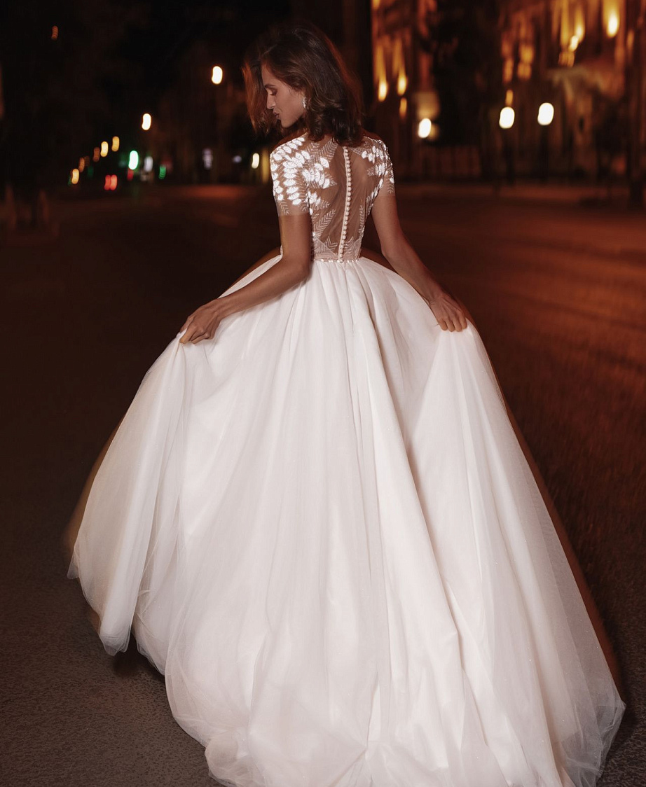 Сверкающее свадебное платье с разрезом на ножке фото