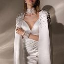 Утонченное свадебное платье из атласа на бретелях фото