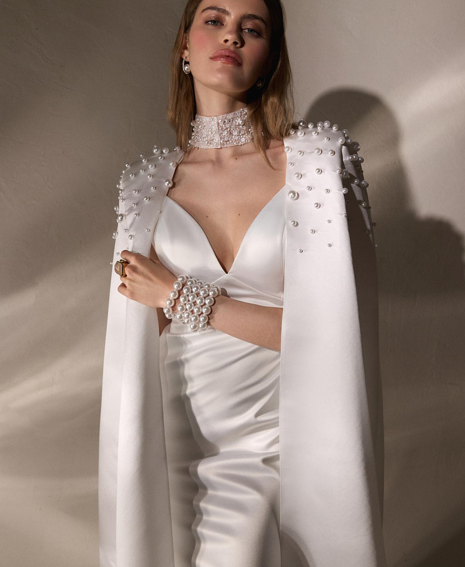 Утонченное свадебное платье из атласа на бретелях фото