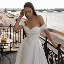 Атласное свадебное платье с объемной вышивкой фото