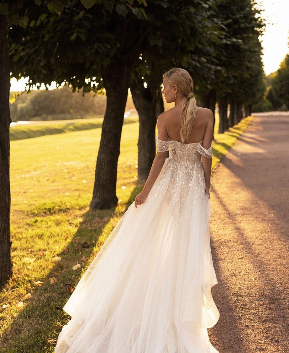 Изысканное свадебное платье с расшитым кружевом фото