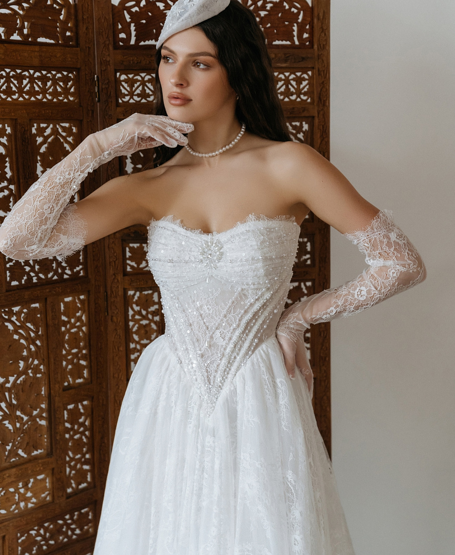 Роскошное кружевное свадебное платье с диснеевским корсетом фото