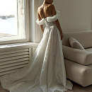 Кружевное свадбеное платье с открытыми плечами фото