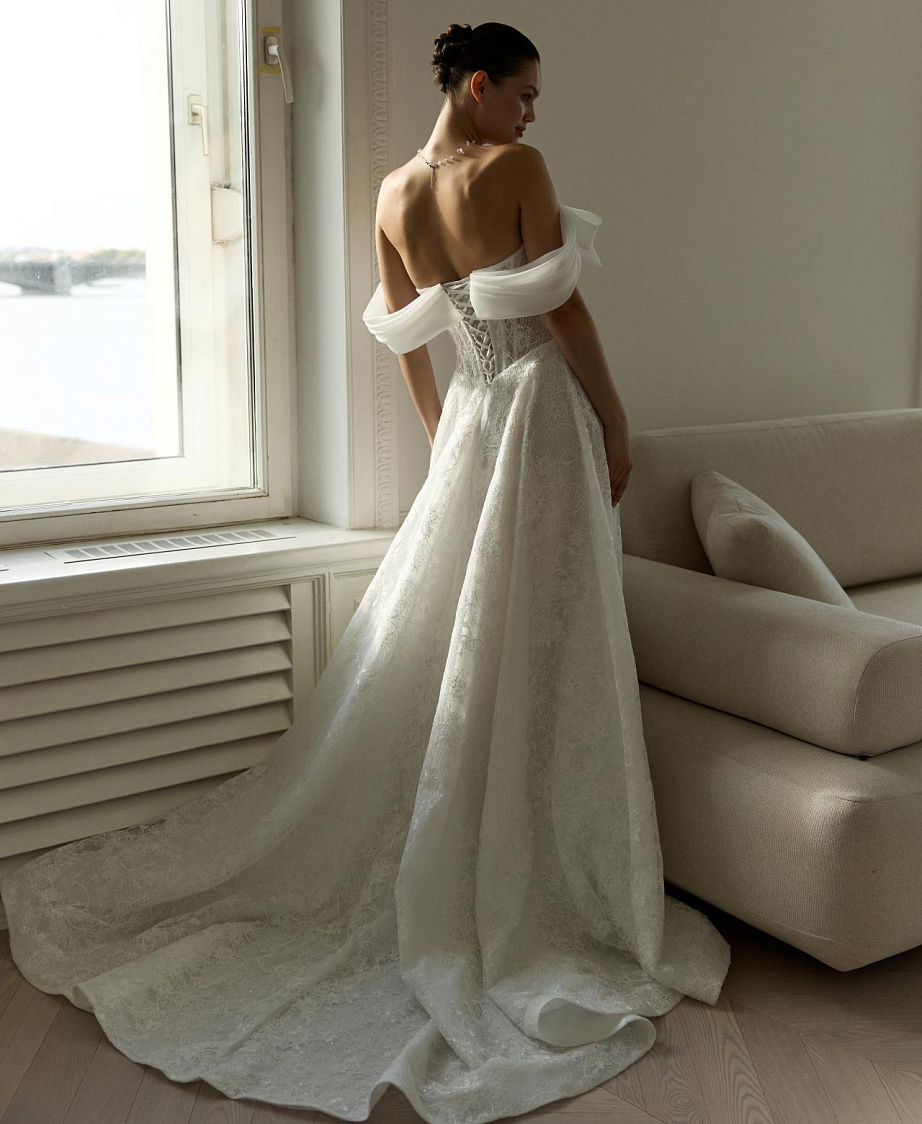 Кружевное свадбеное платье с открытыми плечами фото