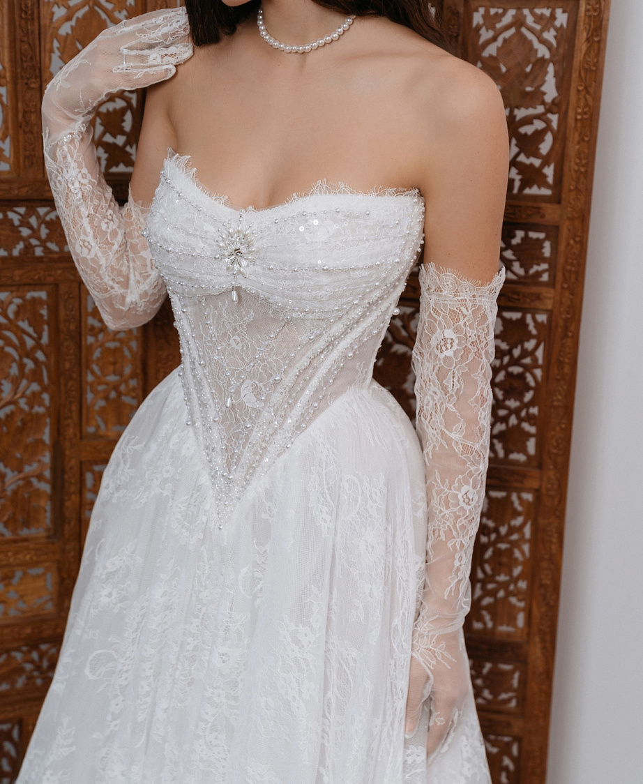 Роскошное кружевное свадебное платье с диснеевским корсетом фото