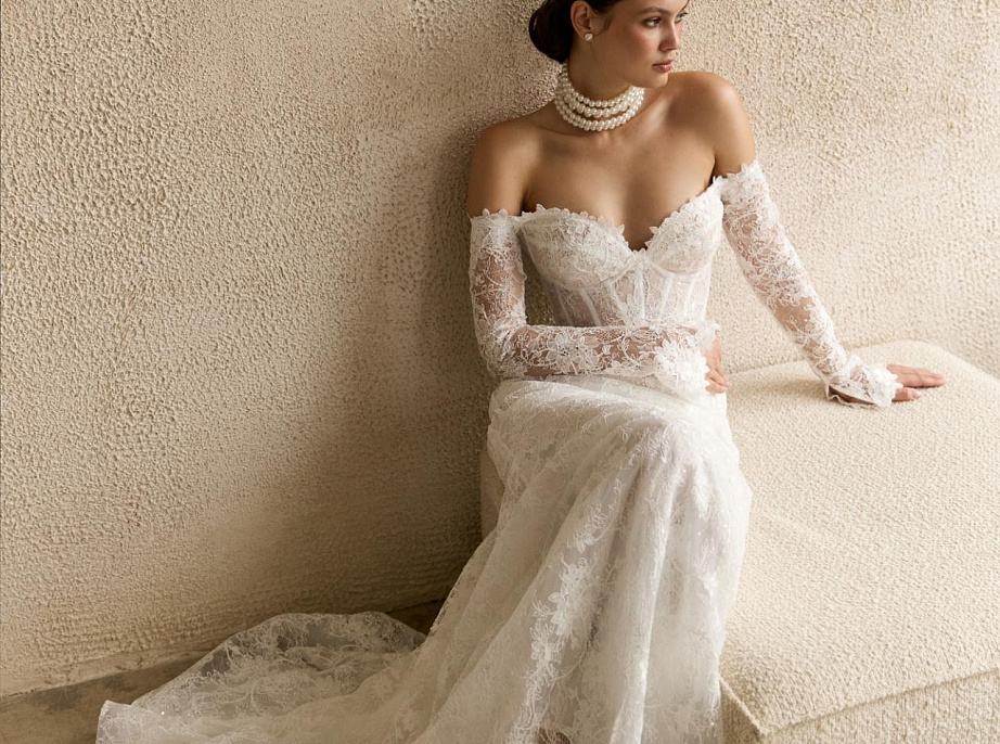 Кружевное свадебное платье с рукавами и открытым верхом фото