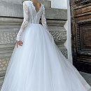 Свадебное платье с кружевными рукавами и V-вырезом фото