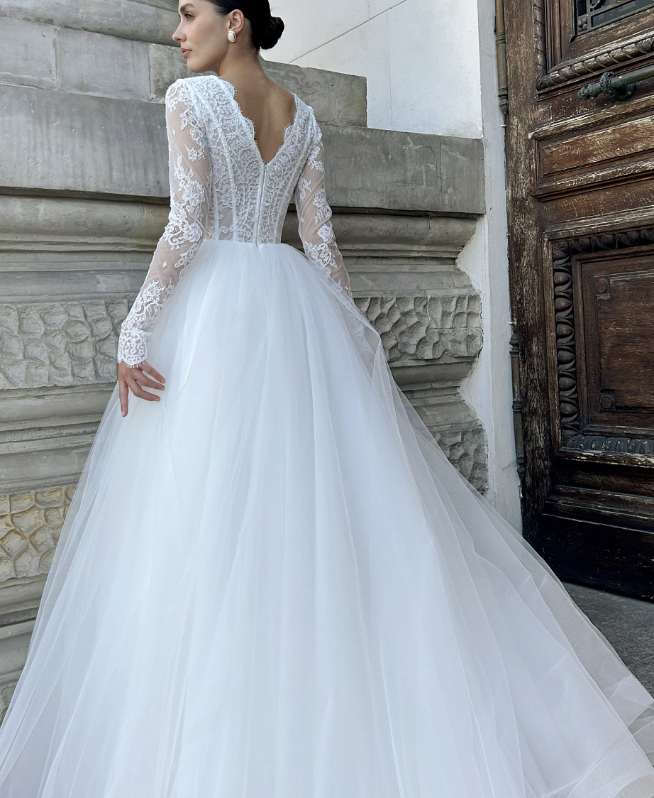 Свадебное платье с кружевными рукавами и V-вырезом фото