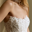 Пышное кружевное свадебное платье с жемчугом  фото