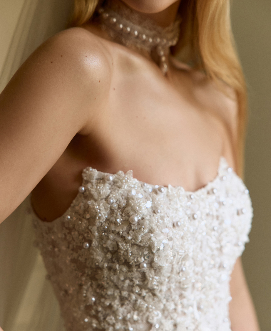 Пышное кружевное свадебное платье с жемчугом  фото