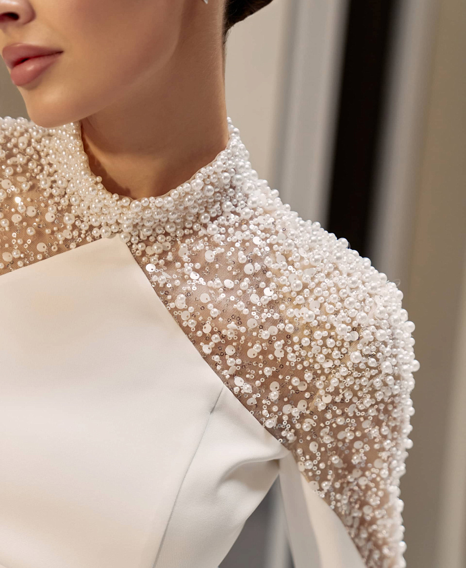 Силуэтное минималистичное свадебное платье с декором из жемчуга фото