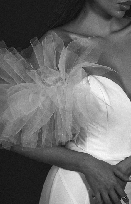Свадебное платье с воланами на плечах фото