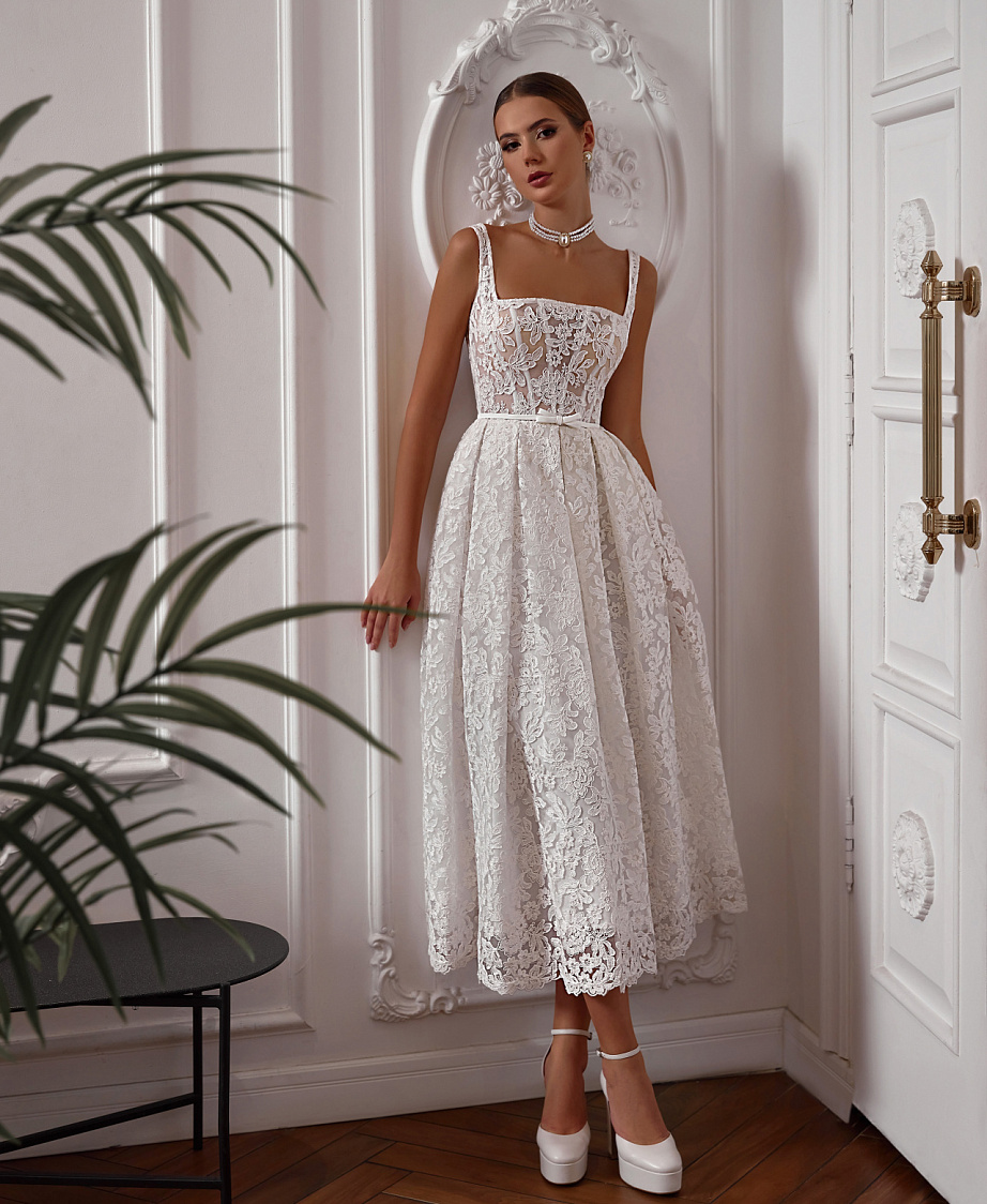 Кружевное белое свадебное платье миди фото