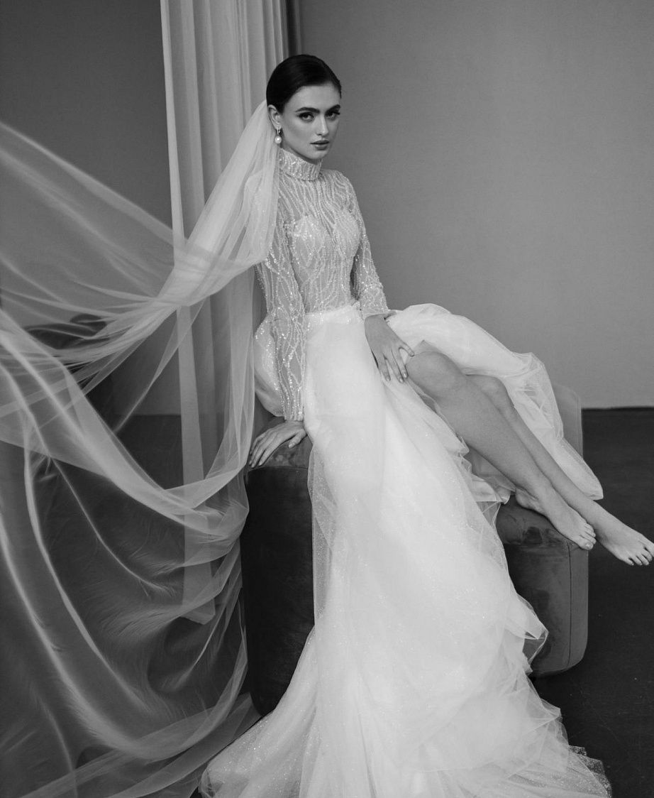 Роскошное свадебное платье с кружевными рукавами фото
