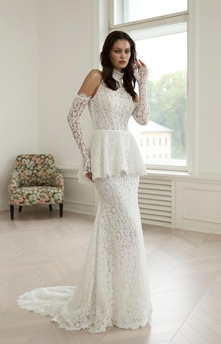 Кружевное закрытое свадебное платье с баской фото