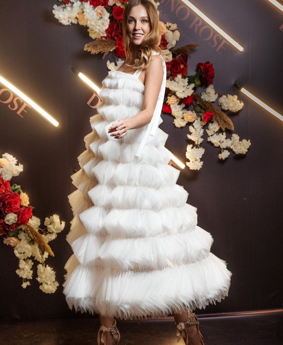 Дизайнерское свадебное платье миди фото