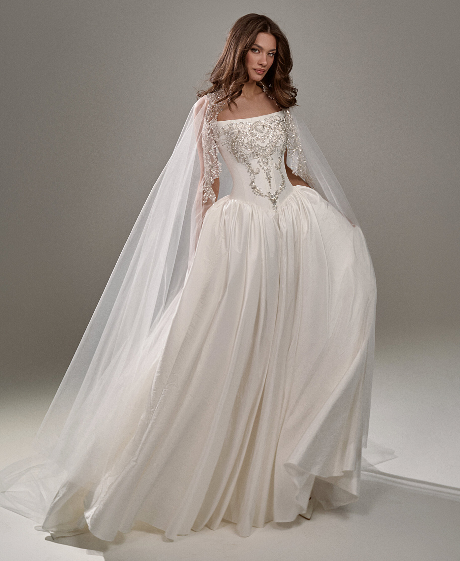 Пышное платье с расшитым корсетом фото