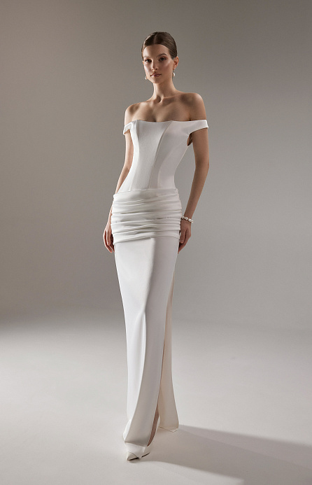 Атласное свадебное платье-русалка с открытыми плечами фото