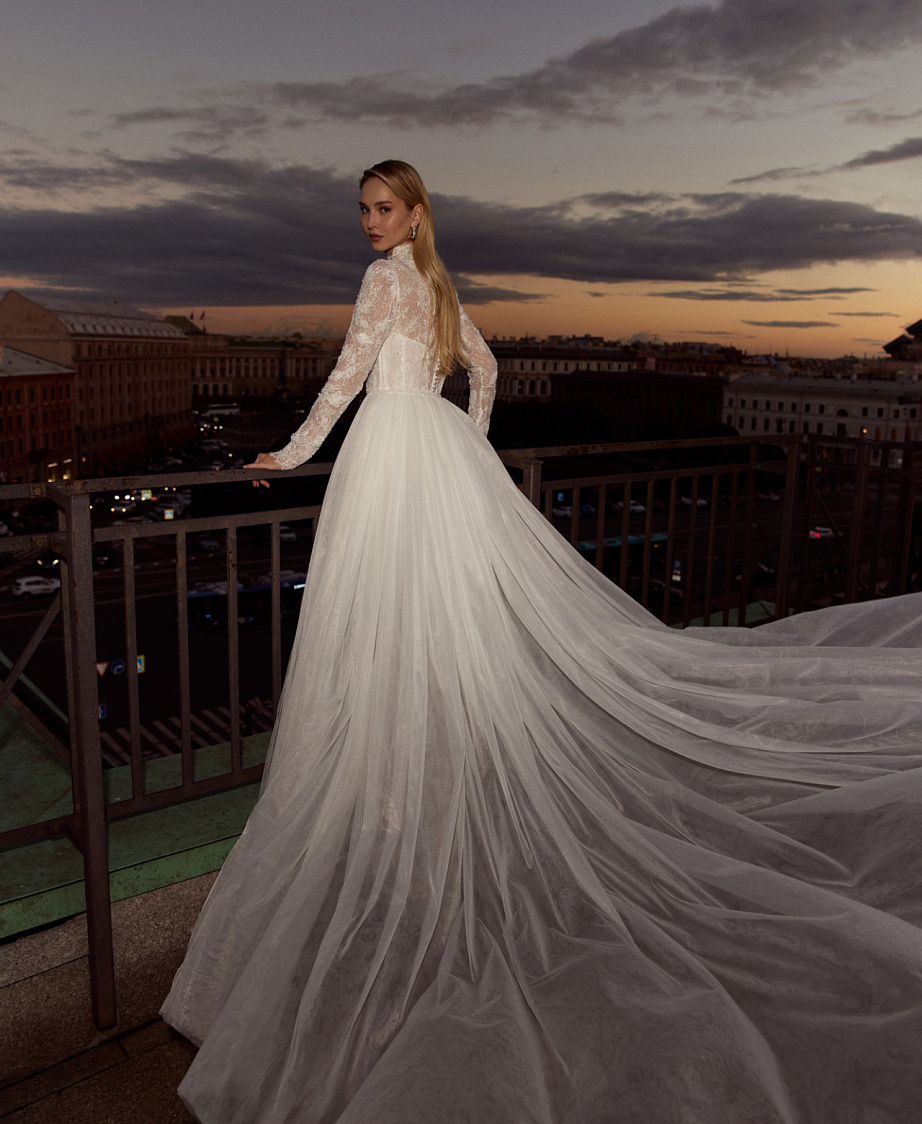 Свадебное платье русалка с рукавами и съемным шлейфом фото