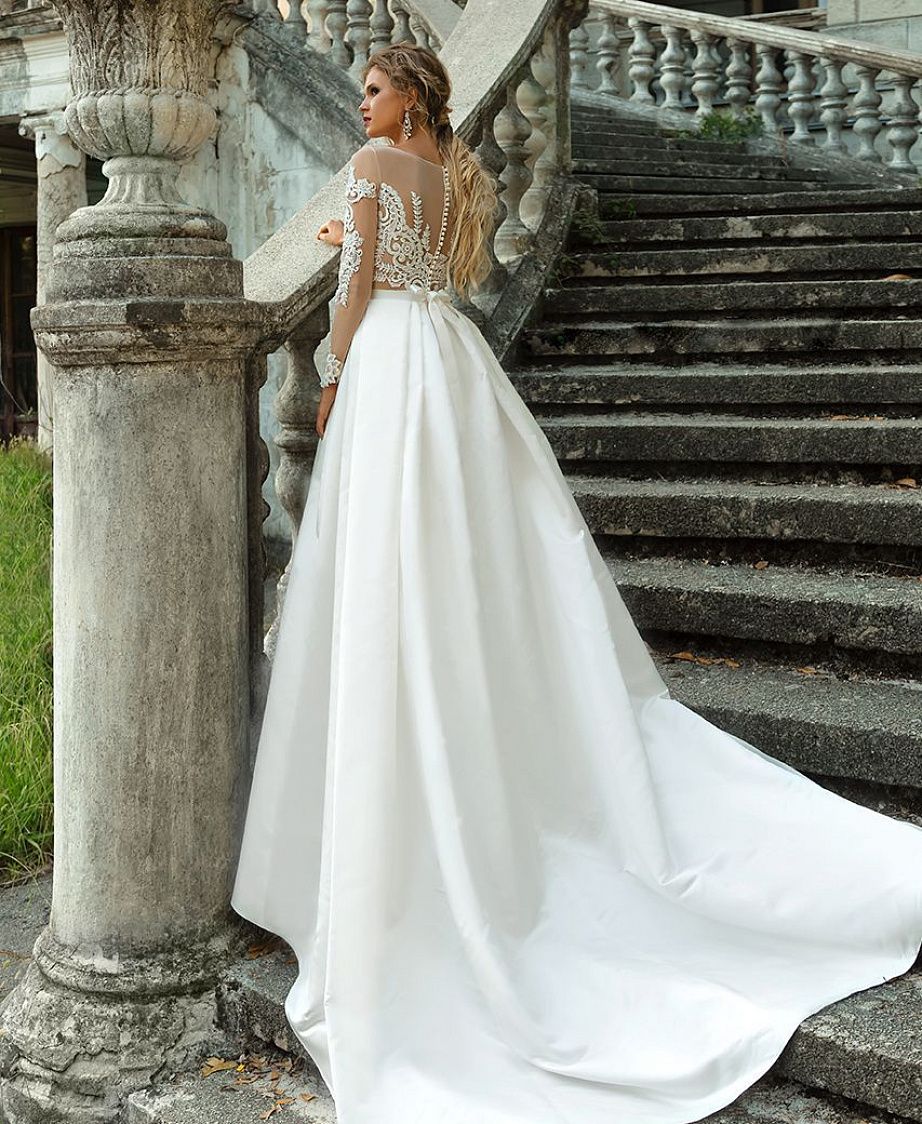 Недорогое классическое свадебное платье с атласной юбкой фото