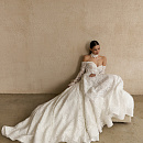 Роскошное кружевное свадебное платье с рукавами и открытыми плечами фото