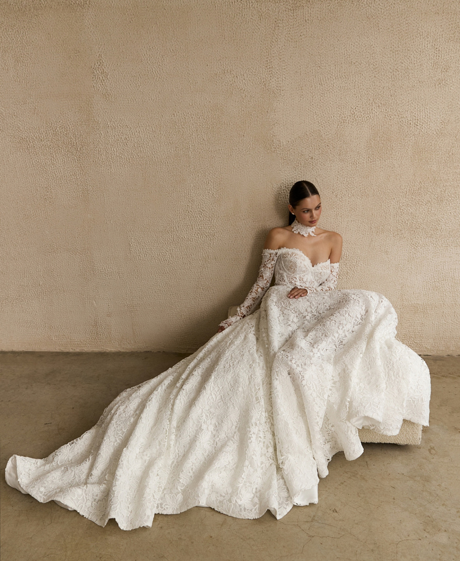 Роскошное кружевное свадебное платье с рукавами и открытыми плечами фото