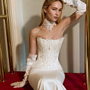 Атласный свадебный комплект с красивой вышивкой фото