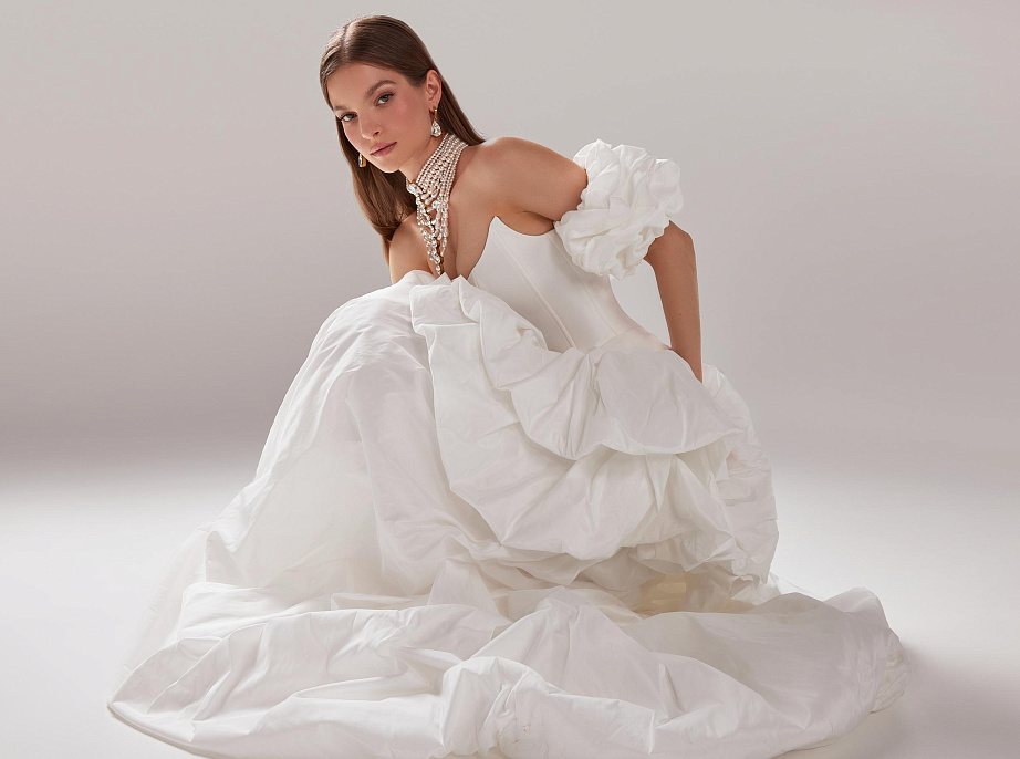 Пышный свадебный комплект из тафты с удлиненной юбкой фото