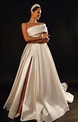 Пышное атласное свадебное платье со шлейфом фото