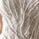 Свадебное платье-русалка из расшитого кружева и декором из жемчуга фото