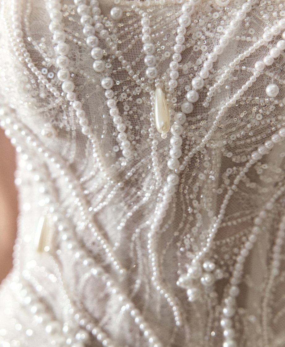 Свадебное платье-русалка из расшитого кружева и декором из жемчуга фото