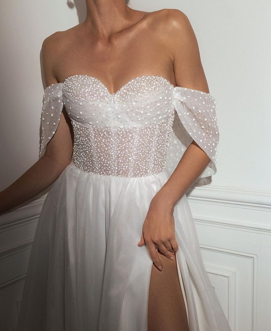 Нежное свадебное платье с вырезом в форме сердца фото