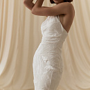 Эффектное свадебное платье из дизайнерской ткани с американской проймой и съемным кейпом фото