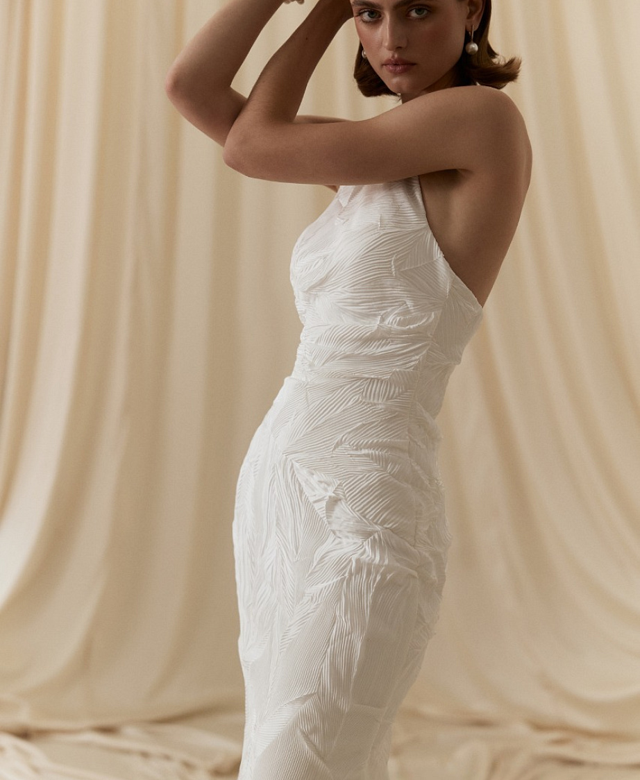 Эффектное свадебное платье из дизайнерской ткани с американской проймой и съемным кейпом фото