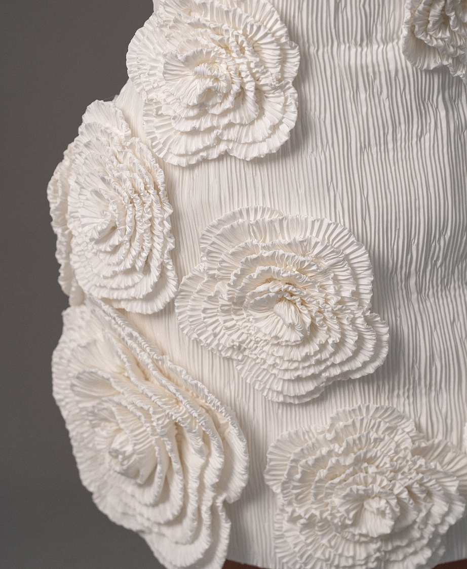 Короткое свадебное платье с 3D цветами фото