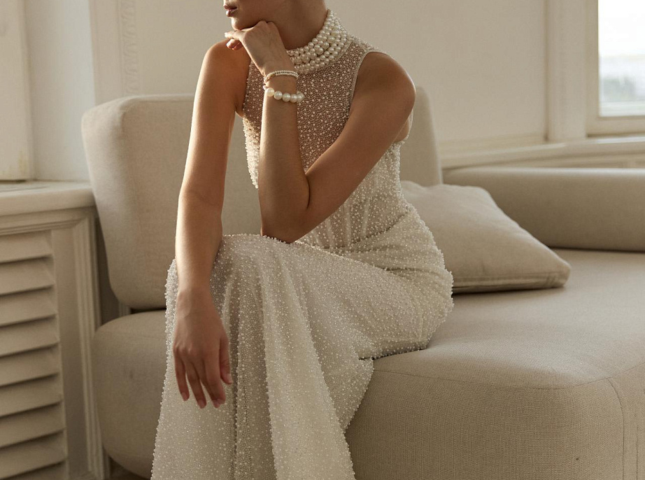 Облегающее свадебное платье полностью расшитое жемчугом фото