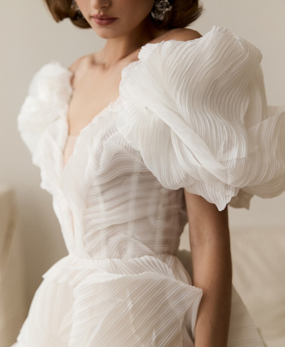 Стильное свадебное платье из дизайнерской ткани с болеро фото