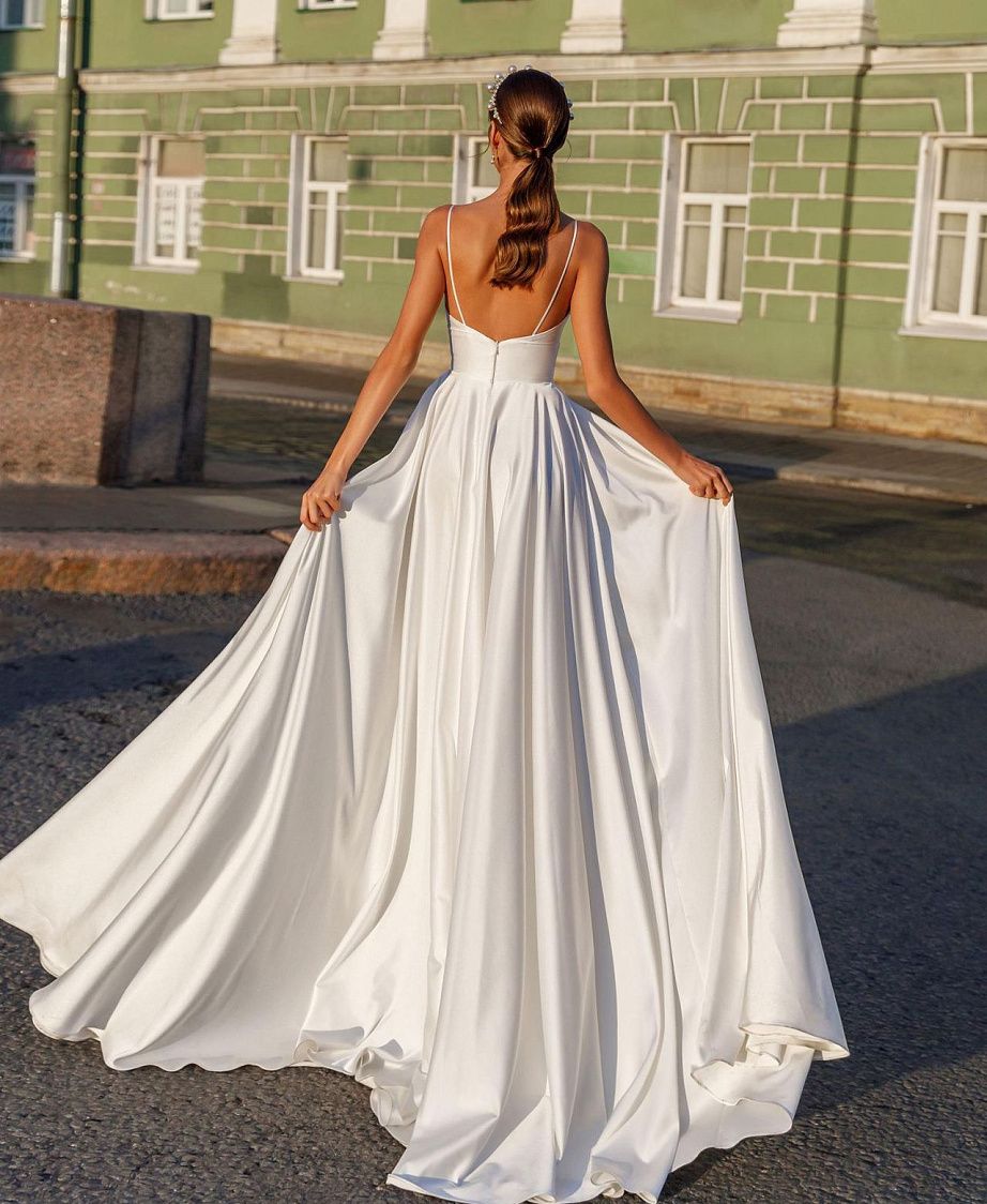 Атласное свадебное платье на тонких бретелях фото
