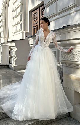 Свадебное платье с кружевными рукавами и V-вырезом фото