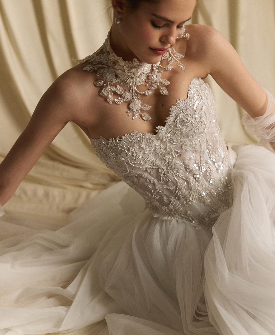 Комплект с расшитым корсетом и фатиновой юбкой фото