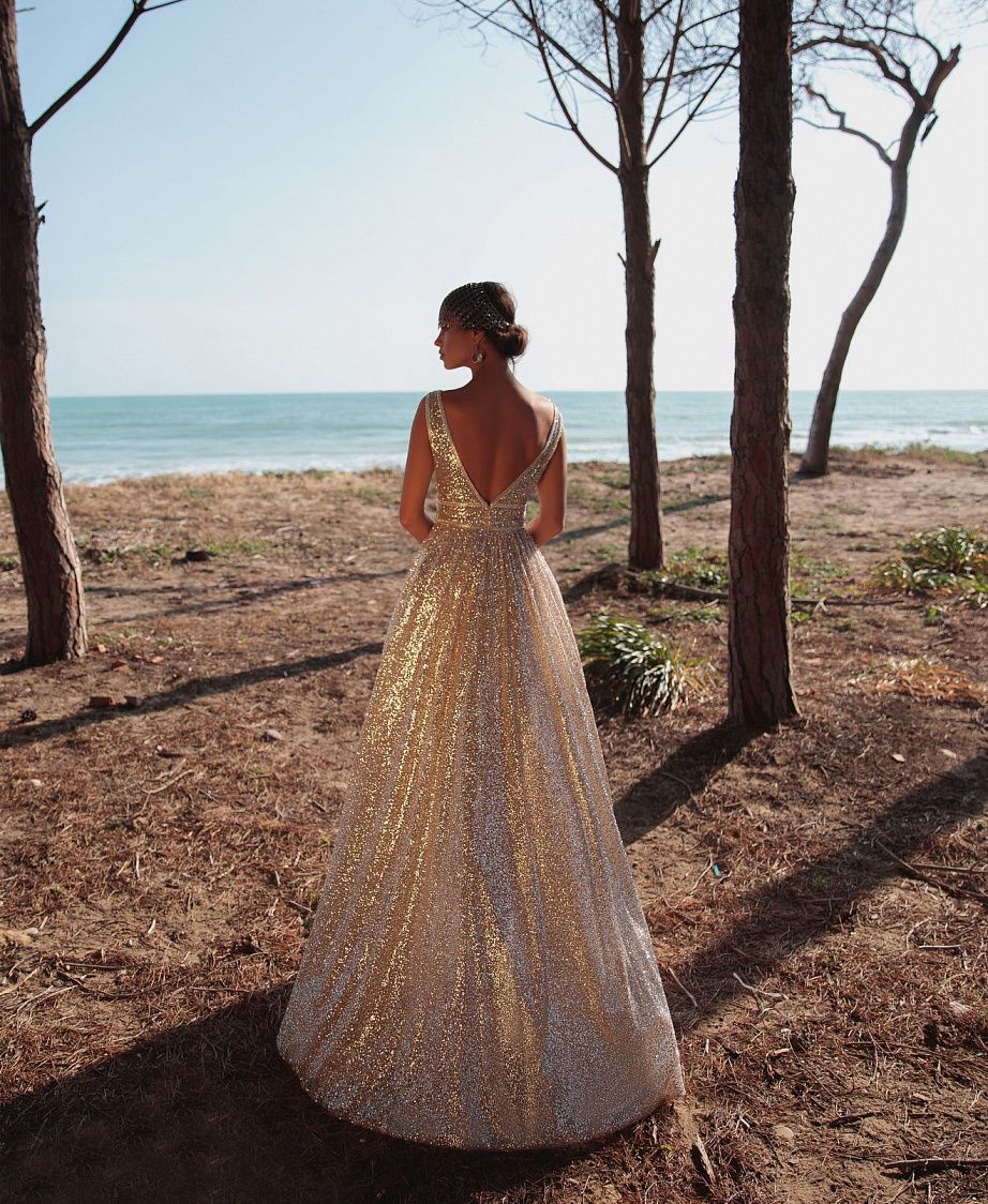Блестящее золотое свадебное платье фото