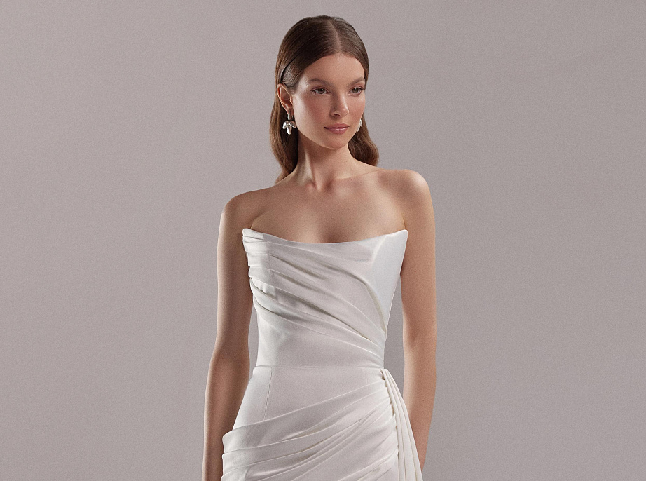 Короткое платье из атласа с декором в виде драпировки фото