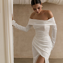 Атласное свадебное платье с рукавами и открытыми плечами фото