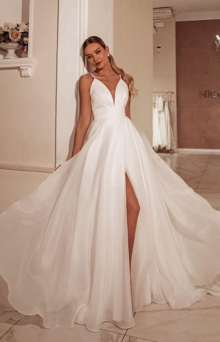 Красивое свадебное платье из коллекции 2022 фото