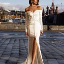 Атласное свадебное платье с разрезом спереди фото