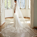 Свадебное платье русалка с длинным кружевным шлейфом фото