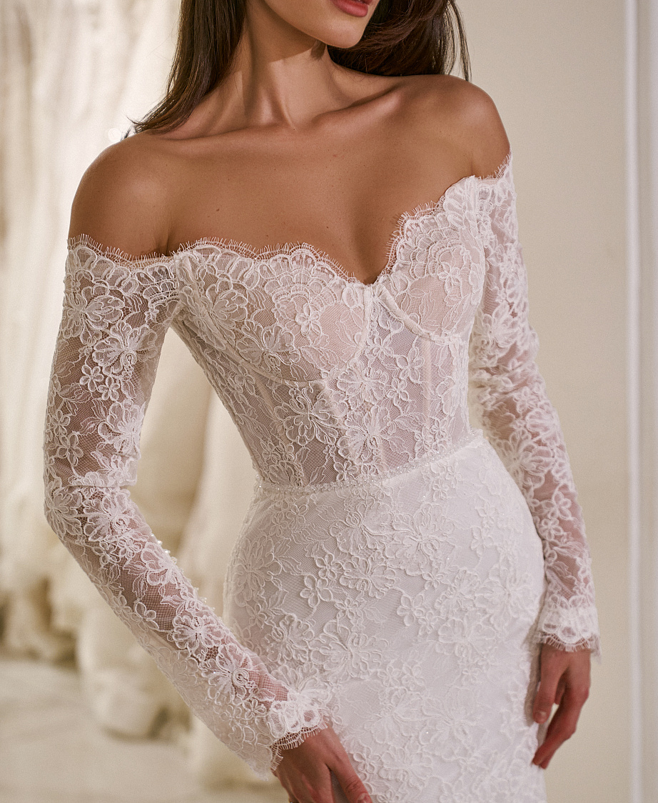 Изысканное кружевное платье со съемным шлейфом фото