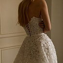 Пышное кружевное свадебное платье с жемчугом  фото