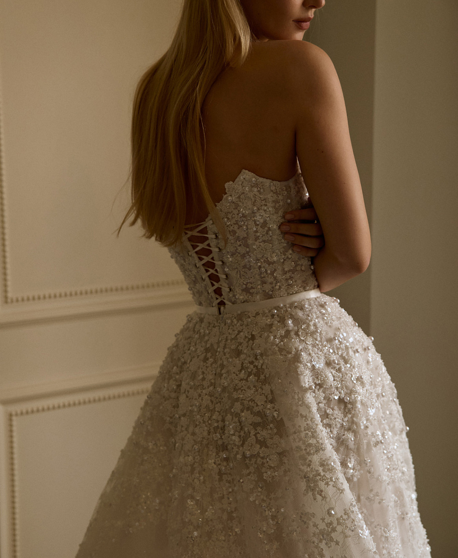 Пышное кружевное свадебное платье с жемчугом  фото