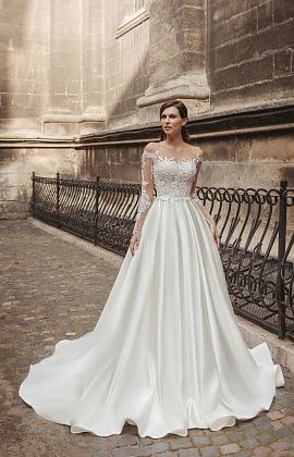 Атласное свадебное платье с рукавами и открытой спиной